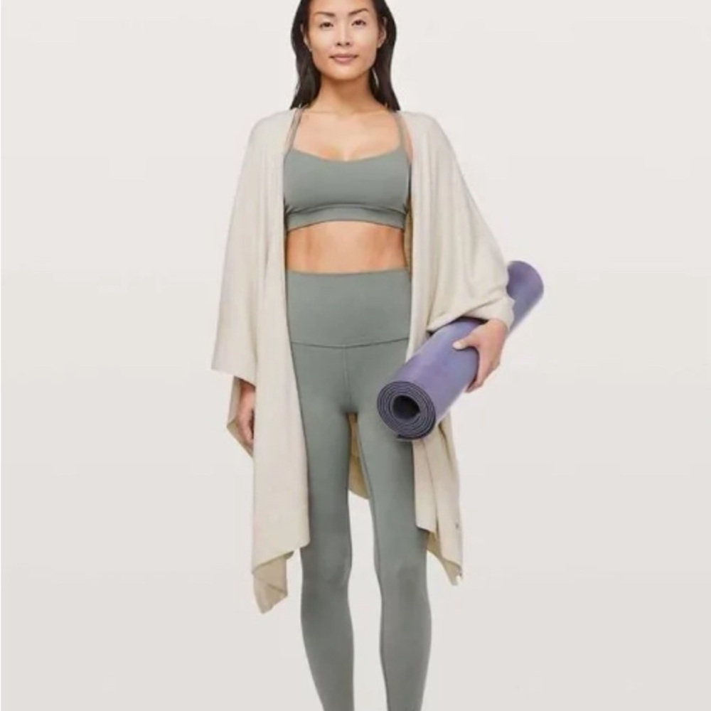 Lululemon Free To Coast Wrap
Heathered Dove Grey